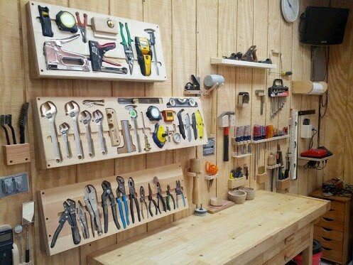 Многие начинают с простых полок постепенно расширяясь до шкафа для хранения инструментов
