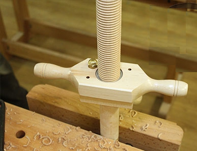 Предназначен для нарезания внутренней и внешней винтовой резьбы в древесине диаметром 25 мм