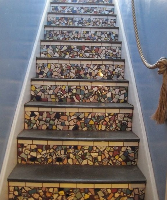  Мозаика, цветной камень и стекло сделают любую лестницу более интересной: