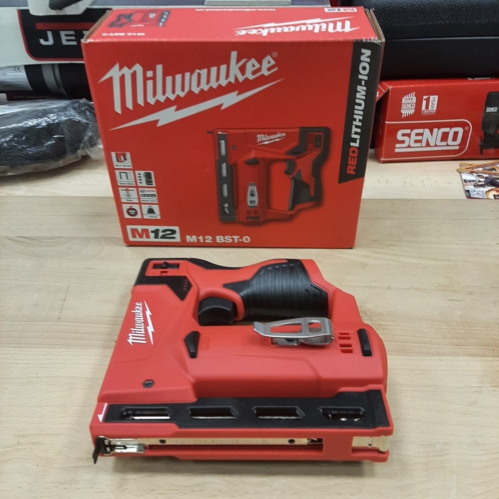 Аккумуляторный степлер Milwaukee M12 BST-0 4933459634