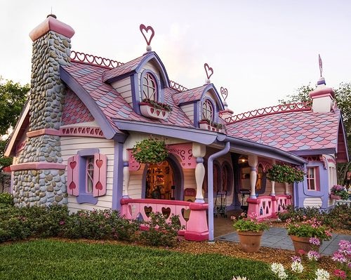 Или розовый пряничный домик