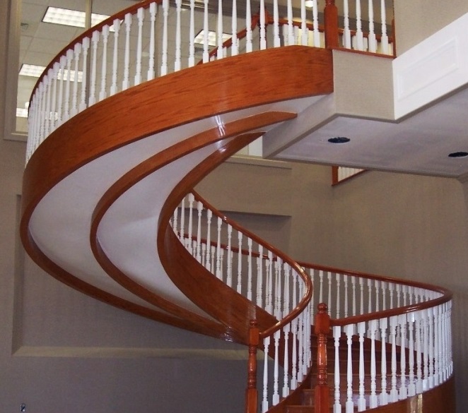  Лестница с криволинейной тетивой - одна из самых сложных и дорогих в изготовлении