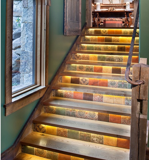 Благодаря оформлению подступенков лестницы становятся яркими и отражающими настроение хозяев