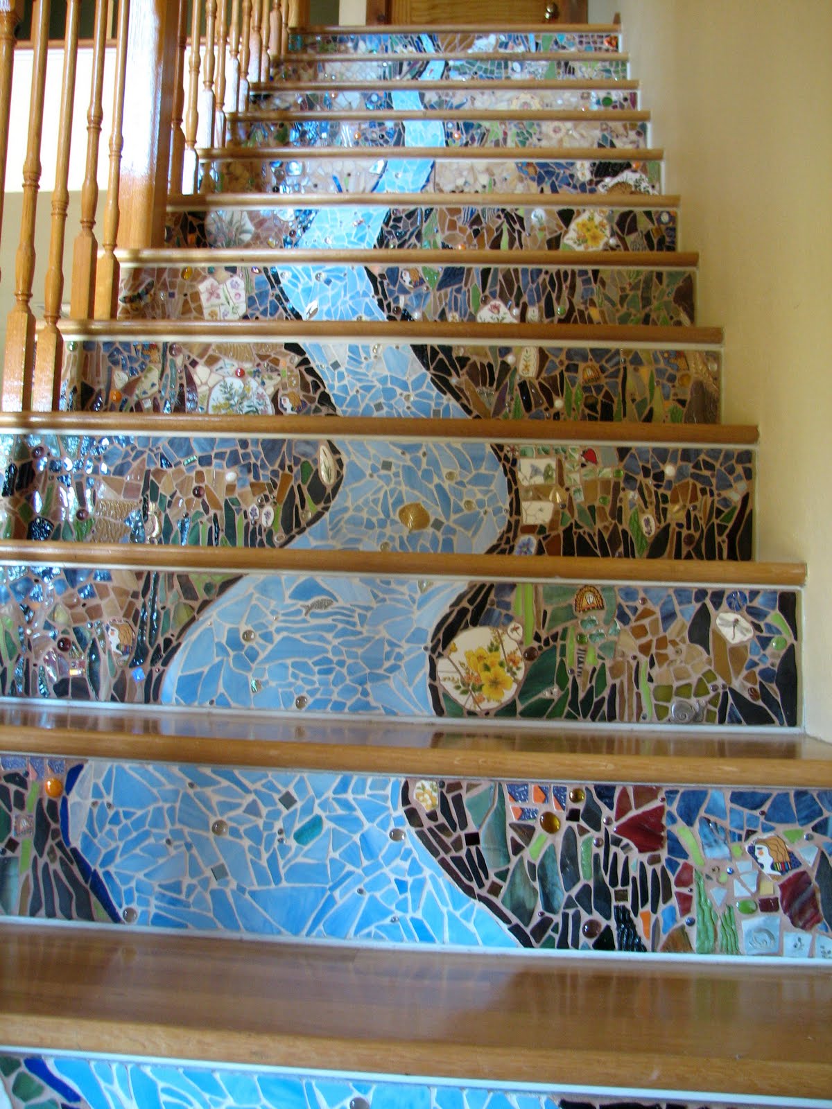 Мозаика, цветной камень и стекло сделают любую лестницу более интересной