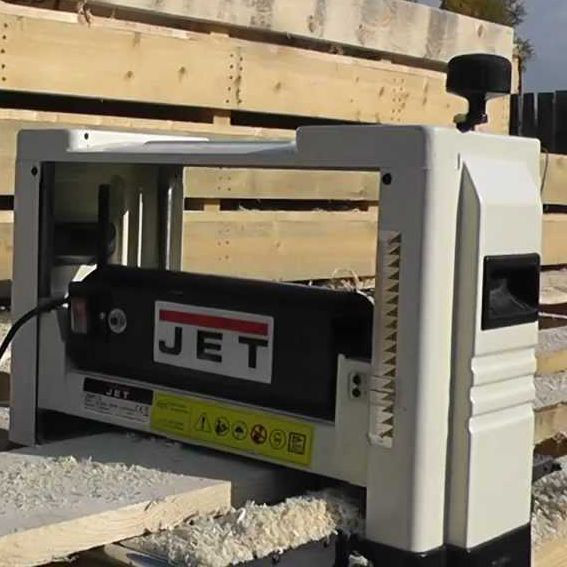 Переносной станок Джет  для строгания изделий из древесины в столярной мастерской, на строительной площадке.