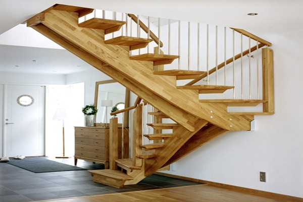 Балочные косоуры из деревянной клееной доски, расположенные под разными уклонами на винтовой лестнице: