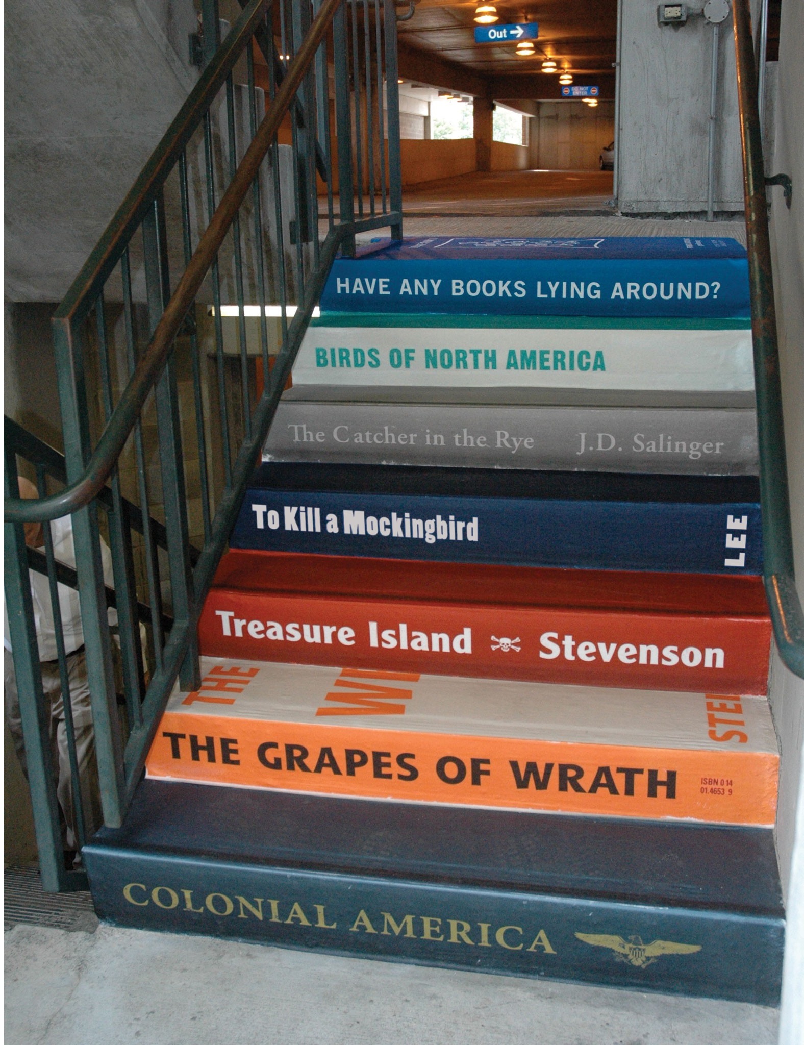 Или сделать домашнюю лестницу в книжной тематике или частью библиотеки
