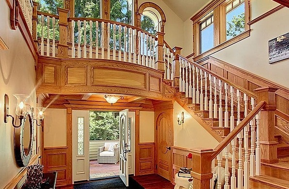 фото лестниц, когда конструкция органично смотрится в пространстве загородного дома