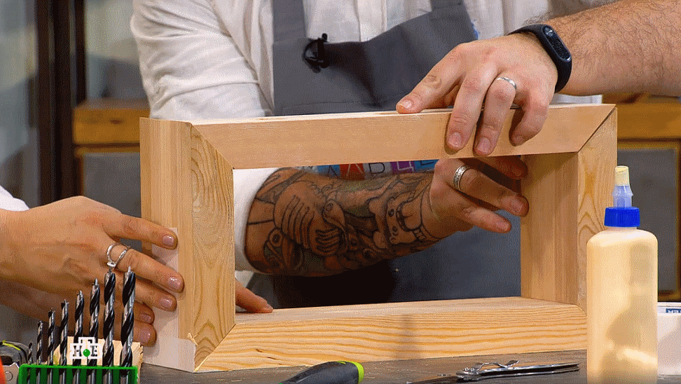 В программе НТВ «Мальцева» от 24 сентября 2018 года в изготовлении Вазы стеклянной на деревянном каркасе использовался инструменты FESTOOL. 