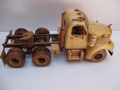 объемные игрушки - практически стендовые модели настоящих видов техники: машин, паровозов, кораблей, самолетов - с высоким уровнем детализации