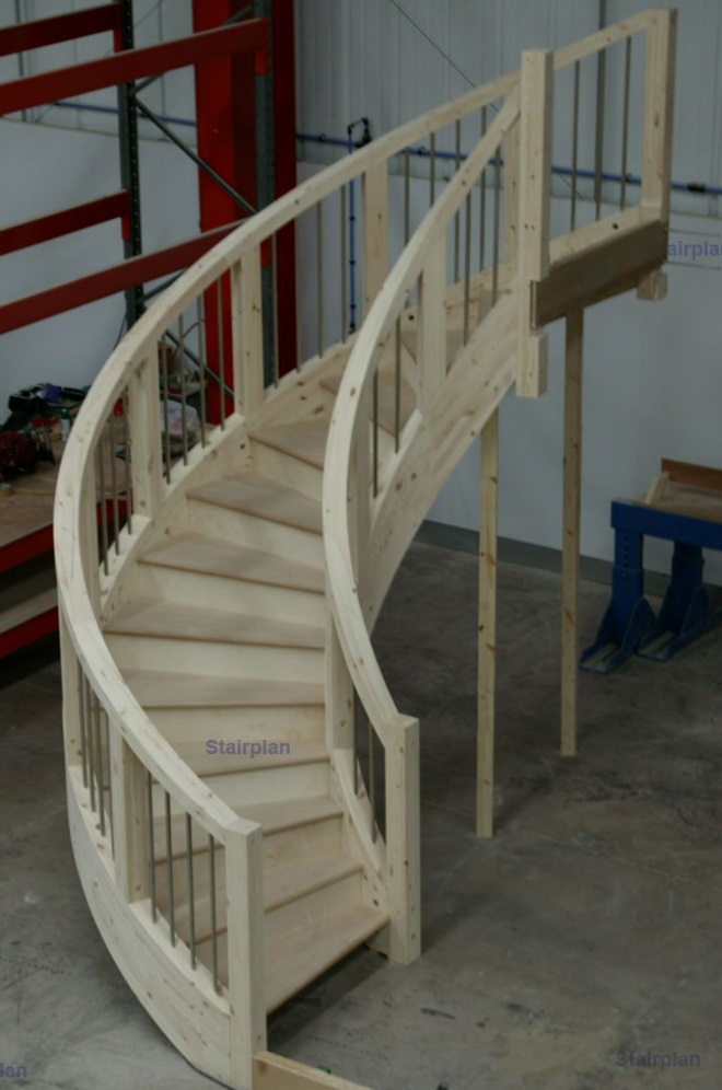 Лестница с криволинейной тетивой - одна из самых сложных и дорогих в изготовлении