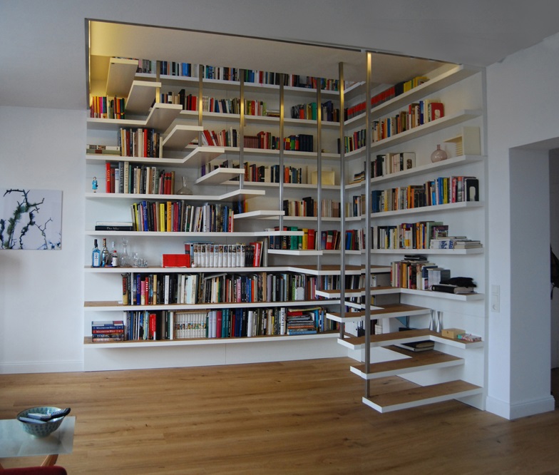 Решение лестницы-невидимки, объединенной с рабочим столом и с библиотекой, выглядит легко и современно