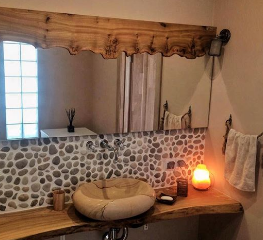 ванная комната слэбы из дерева полки и зеркала 2019