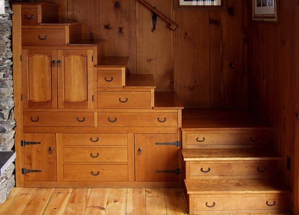 деревянный шкаф под лестницей