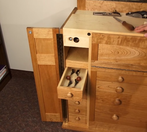 План комбинированного комнатного верстака, совмещает в себе инструментальный ящик и верстак