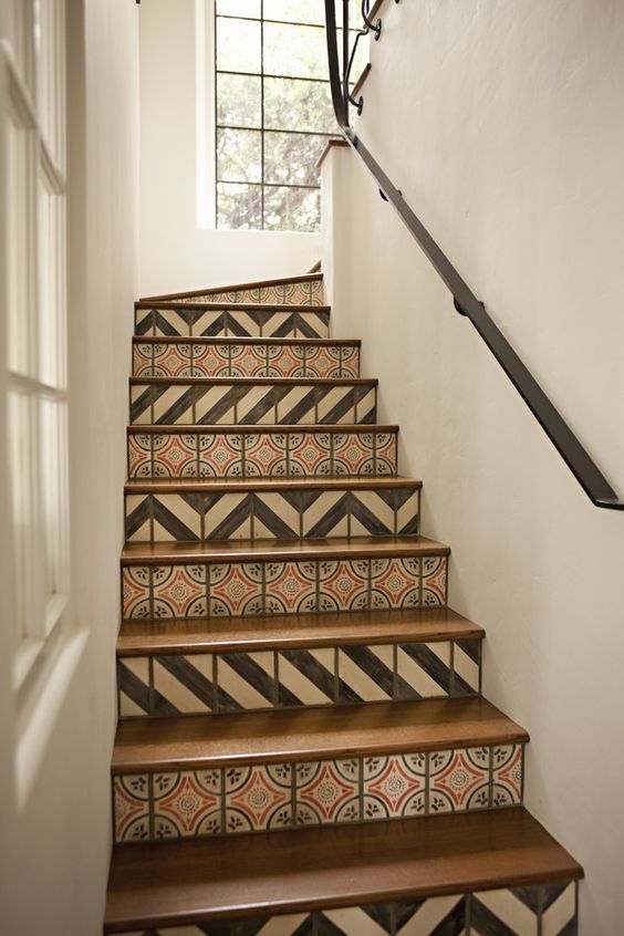 оформления подступенков лестниц при помощи керамики и  плитки