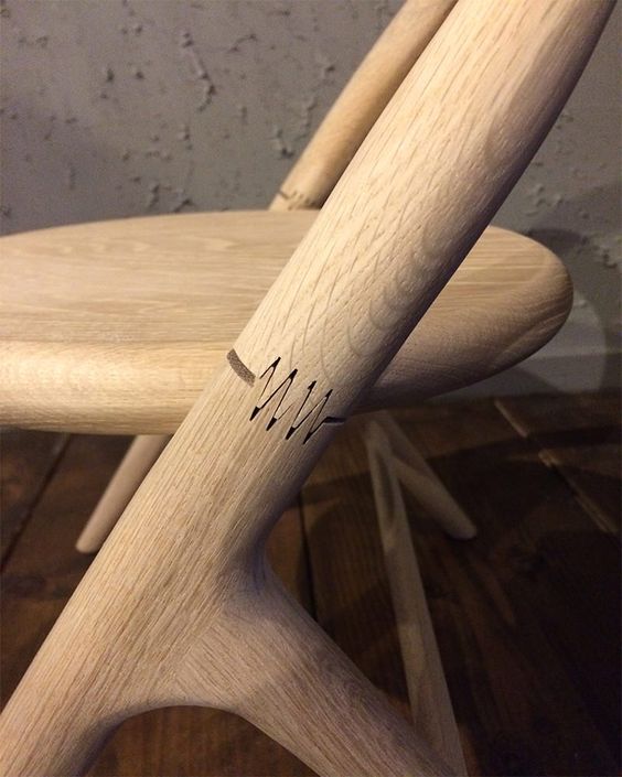 На фото ниже детский стул из массива дерева от японского дизайнера Mikita Kobayashi