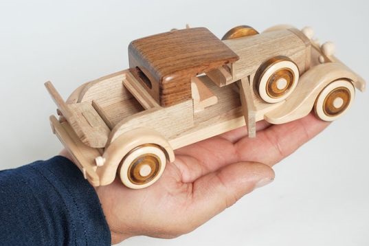 Механические игрушки с двигающимися частями вызывают у детей восторг