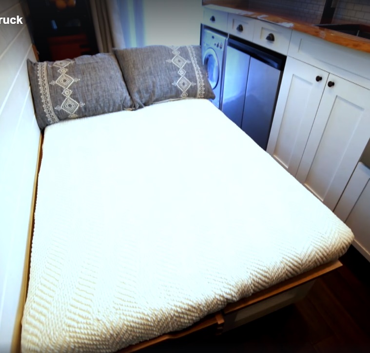 Также диван легко превратить в кровать: часть скамейки раскладывается, кладутся подушки